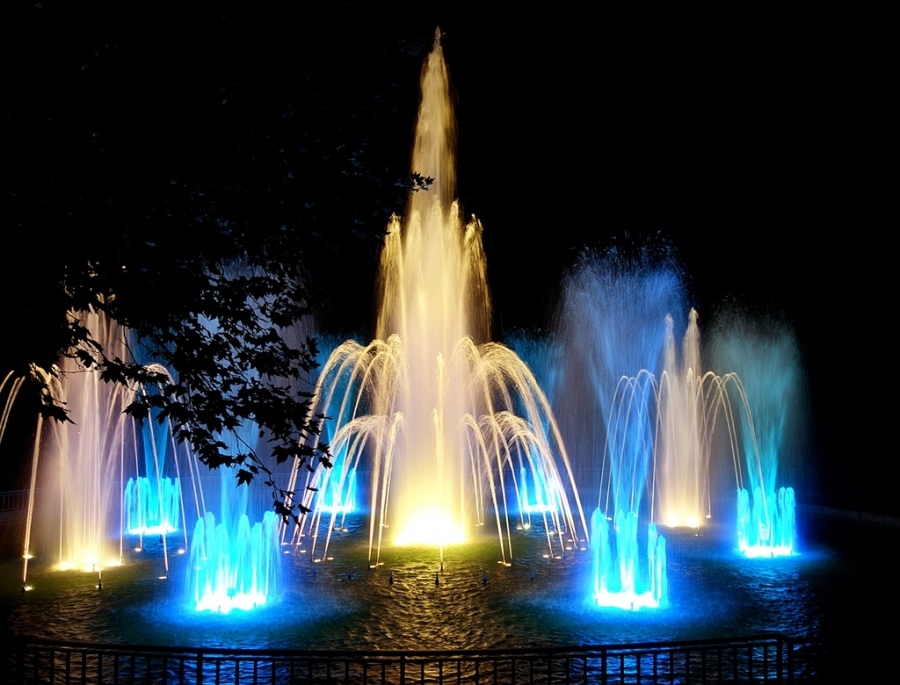 Пеещите фонтани радват жителите и гостите на Панагюрище до 31 октомври